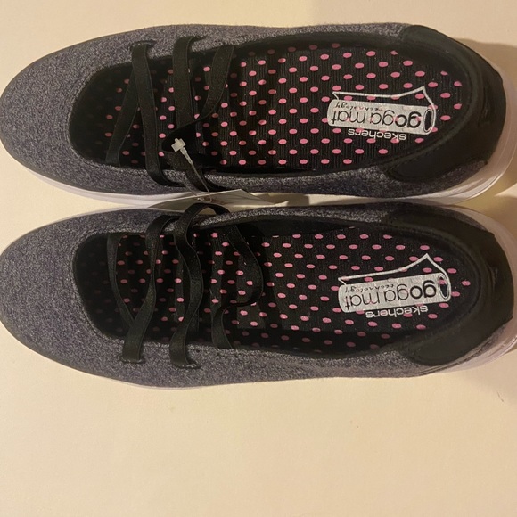 Sketchers slip-on dark gray memory foam size 5 - Brand New shoe . - Picture 2 of 3